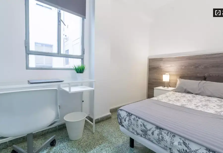 Acogedora habitación en alquiler en apartamento de 5 dormitorios - El Pla del Real en Valencia
