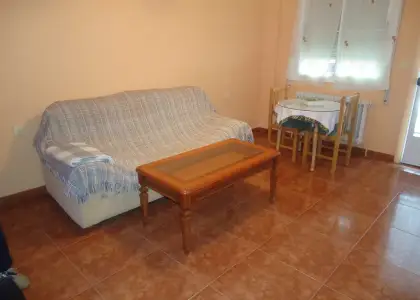 Alquiler de piso de tres dormitorios amueblado en Manzanares