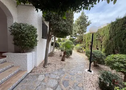 Apartamento en venta en Orihuela Costa, Cabo Roig, de 65 m2 con 2 dormitorios, baño y terraza por 214.000 €, Ref. 365 en Orihuela Costa