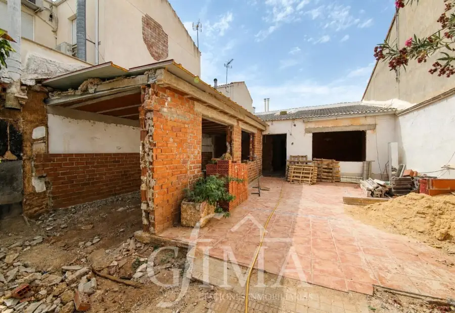 Casa de planta baja con parcela de 360 m² y reforma iniciada en Tomelloso