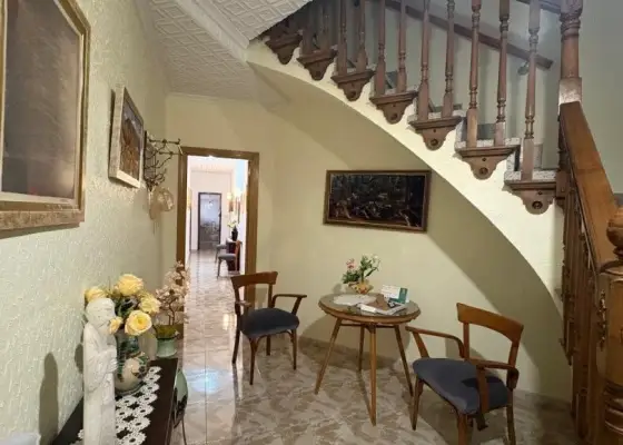 Casa en venta en Alcázar De San Juan, San Rafael, de 296 m2 con 4 dormitorios, 2 baños, 4 plazas de garaje y terraza por 220.000 €, Ref. 0429