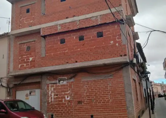 Casa en venta en Herencia, Calle Fernandez Mazarambroz, de 228 m2 con 4 dormitorios y 2 baños por 110.000 €, Ref. 00348
