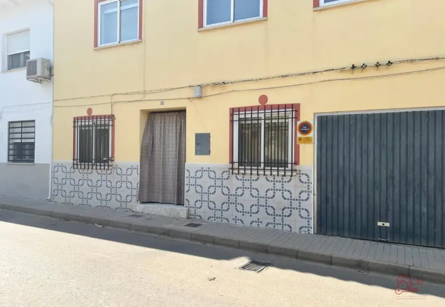 Casa en venta en Herencia, Calle Ronda, de 124 m2 con 3 dormitorios, 2 baños, plaza de garaje, trastero y 2 terrazas por 60.000 €, Ref. 0432 en Herencia