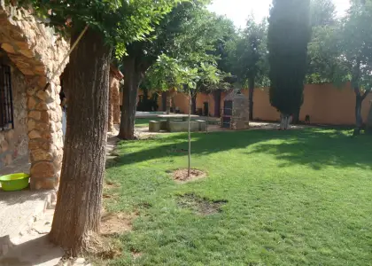 Chalet adosado de cuatro dormitorios, dos baños, garaje y piscina. en Manzanares