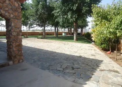 Chalet adosado de cuatro dormitorios, dos baños, garaje y piscina. en Manzanares
