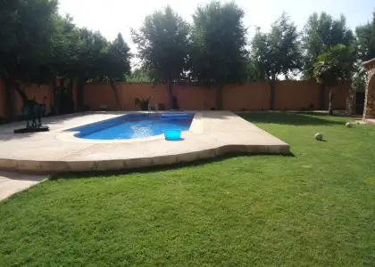 Chalet adosado de cuatro dormitorios, dos baños, garaje y piscina. en Manzanares