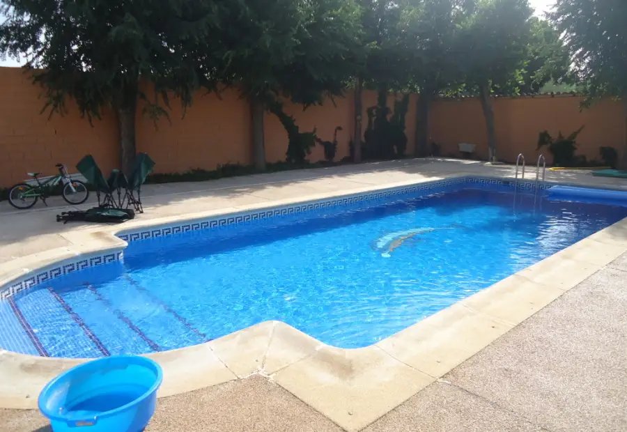 Chalet adosado de cuatro dormitorios, dos baños, garaje y piscina. en Manzanares
