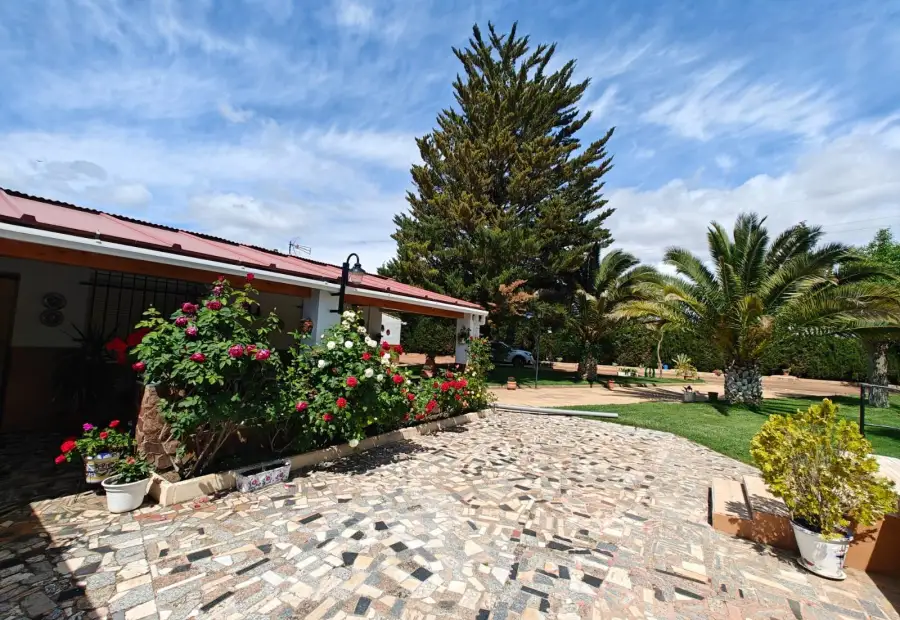 Chalet en Venta con terreno en Carretera El Villar en Puertollano