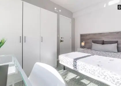 Gran habitación en alquiler en apartamento de 5 dormitorios en El Pla del Real en Valencia