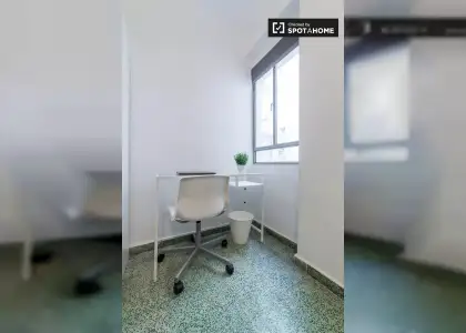 Gran habitación en alquiler en apartamento de 5 dormitorios en El Pla del Real en Valencia