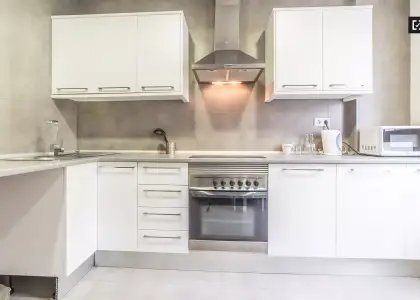 Habitación amueblada con estanterías en piso compartido, Ciutat Vella. en Valencia