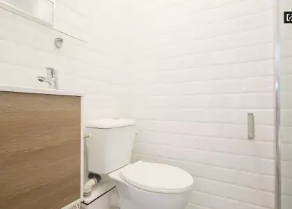 Habitación decorada con una cómoda en un apartamento de 4 dormitorios, Carabanchel en Madrid