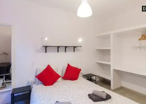 Habitación en piso compartido de 3 dormitorios en alquiler en Santa Eulàlia, con todos los gastos incluidos en Barcelona