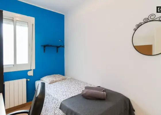 Habitación en piso compartido de 3 habitaciones en alquiler en Santa Eulália en Barcelona
