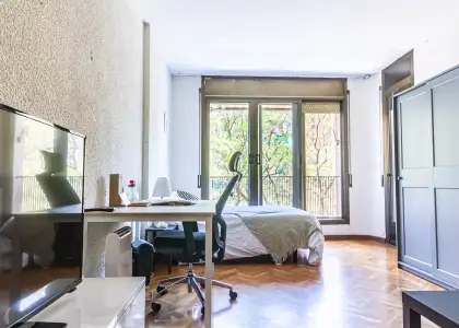 Habitación en piso compartido de 4 habitaciones en alquiler en Sants en Barcelona