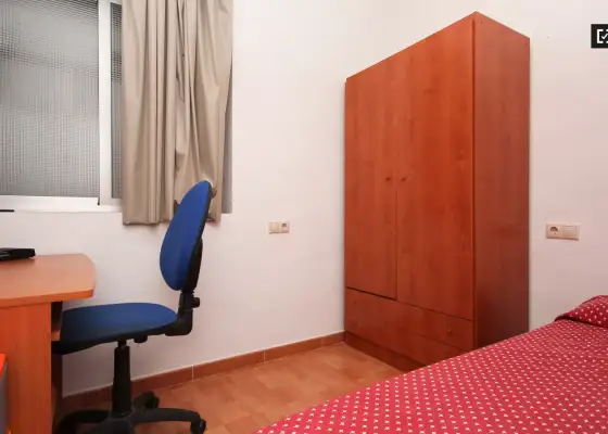 Habitación en un piso compartido de 11 habitaciones en alquiler en Centro-Sagrario, ideal para mujeres y profesionales. en Granada