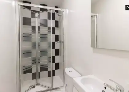 Habitación en un piso compartido de 7 dormitorios en alquiler en Sants, gastos incluidos. en Barcelona