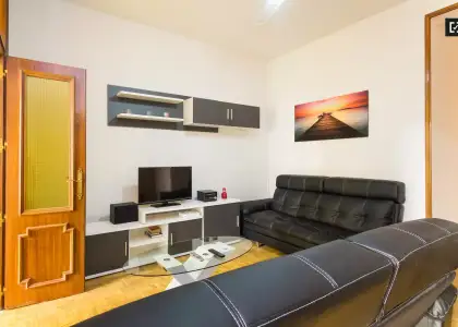 Habitación grande con escritorio en piso compartido, Puerta del Sol en Madrid