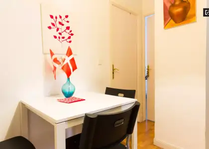 Habitación luminosa con escritorio en piso compartido, Latina en Madrid