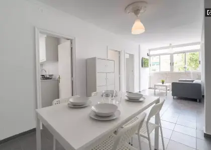 Habitación luminosa en apartamento de 4 dormitorios en Algirós en Valencia