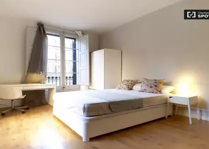 Habitación soleada con cama individual en alquiler en Gràcia en Barcelona