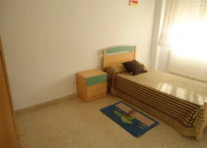 Piso de 3 dormitorios, en buen estado. Luminoso y amueblado. en Manzanares