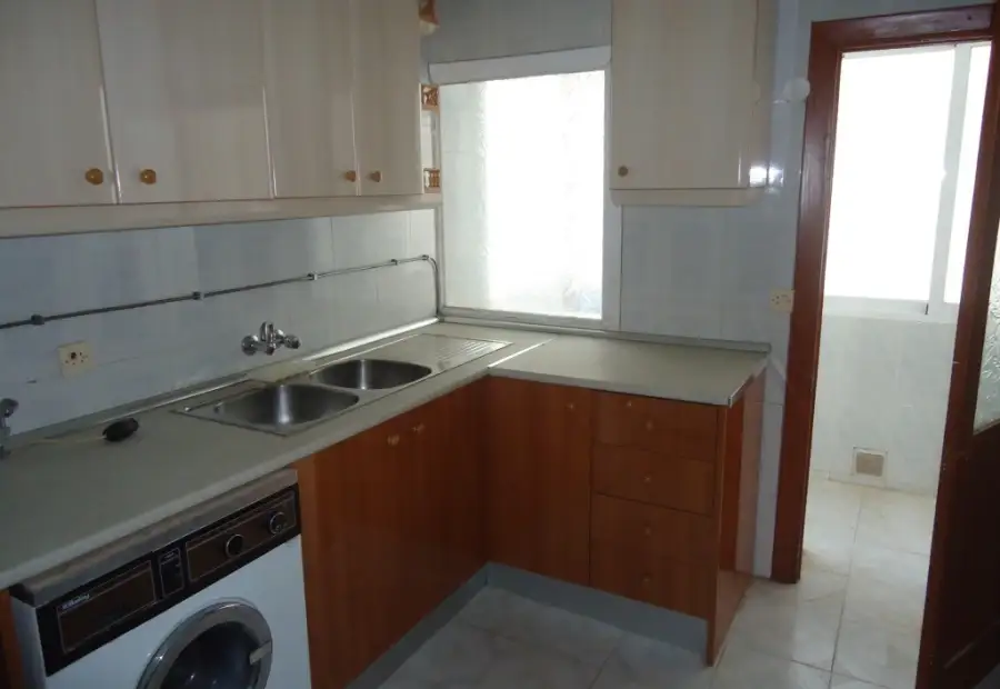Piso de 3 dormitorios. Semiamueblado. en Manzanares