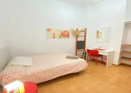 Se alquila habitación en piso compartido de 3 habitaciones en Centro Histórico, todos los gastos incluidos. en Málaga