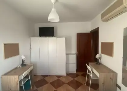 Se alquila habitación en piso compartido de 3 habitaciones en Cruz del Humilladero, gastos incluidos, solo chicas en Málaga