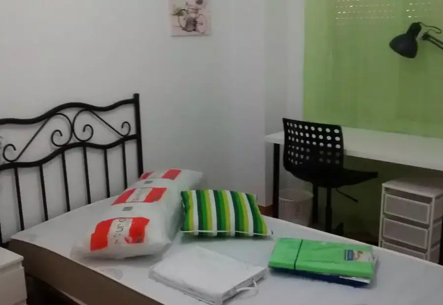 Se alquila habitación en piso compartido de 3 habitaciones en Murcia. en Murcia