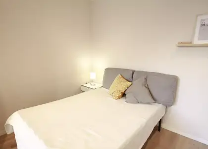 Se alquila habitación en piso compartido de 4 habitaciones en la Nova Esquerra de l'Eixample, gastos incluidos en Barcelona