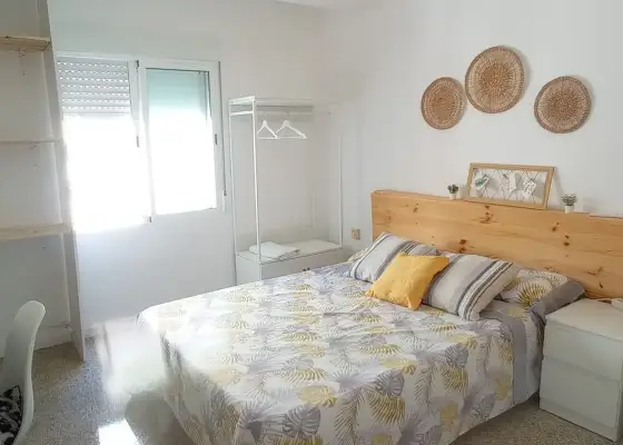 Se alquila habitación en piso compartido de 5 habitaciones en Adra, gastos incluidos, ideal solo para chicas. en Almería