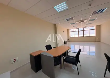 Se alquila local comercial en buen estado en Manzanares