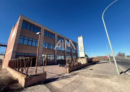 Se alquila local comercial en buen estado en Manzanares