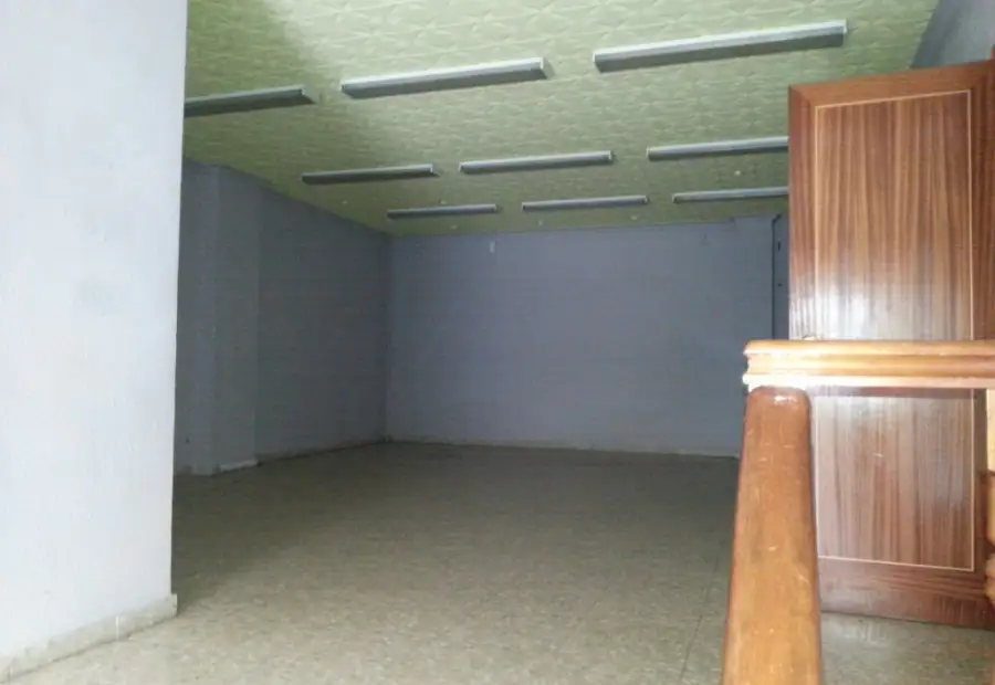 Se alquila local comercial en buen estado en Manzanares