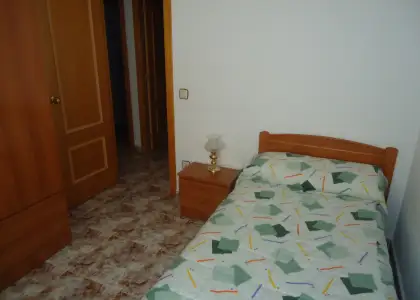 Se alquila piso completamente amueblado de tres dormitorios en zona centro. en Manzanares