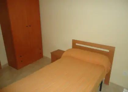 Se alquila piso seminuevo de tres dormitorios con garaje en Manzanares