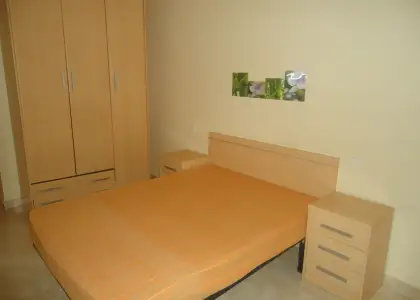Se alquila piso seminuevo de tres dormitorios con garaje en Manzanares