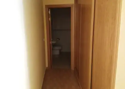 Se alquila piso seminuevo de tres dormitorios con garaje en Manzanares