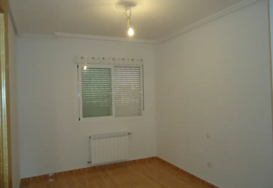 Se vende casa adosada a estrenar de cuatro dormitorios en buena zona en Manzanares