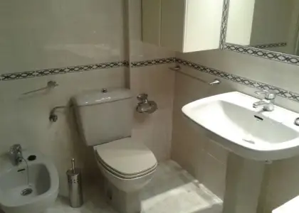 Se vende casa adosada completamente amueblada de cuatro dormitorios en zona residencial en Manzanares