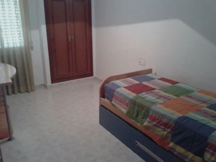 Se vende casa adosada completamente amueblada de cuatro dormitorios en zona residencial en Manzanares