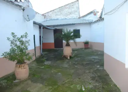 Se vende casa de cinco dormitorios en zona centro en Manzanares