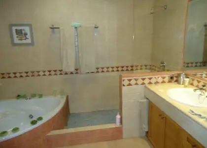 Se vende casa en zona residencial de tres dormitorios. en Manzanares
