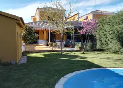 Se vende chalet pareado en zona del rio en Manzanares