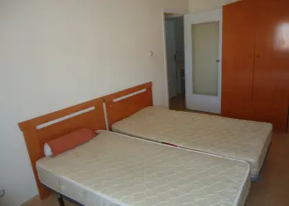Se vende piso totalmente centrico y semi-amueblado con cuatro dormitorios en Manzanares