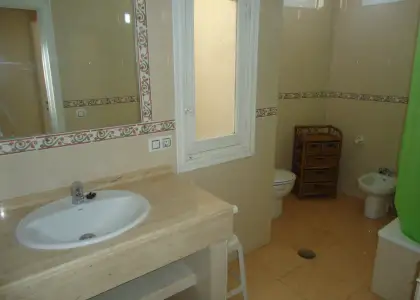 Se vende piso totalmente centrico y semi-amueblado con cuatro dormitorios en Manzanares