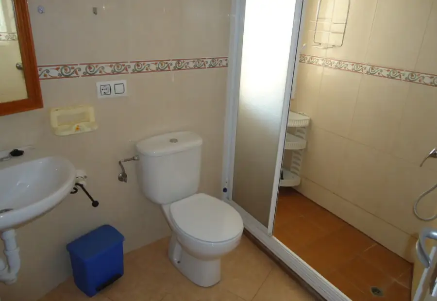 Se vende piso totalmente centrico y semi-amueblado con cuatro dormitorios en Manzanares