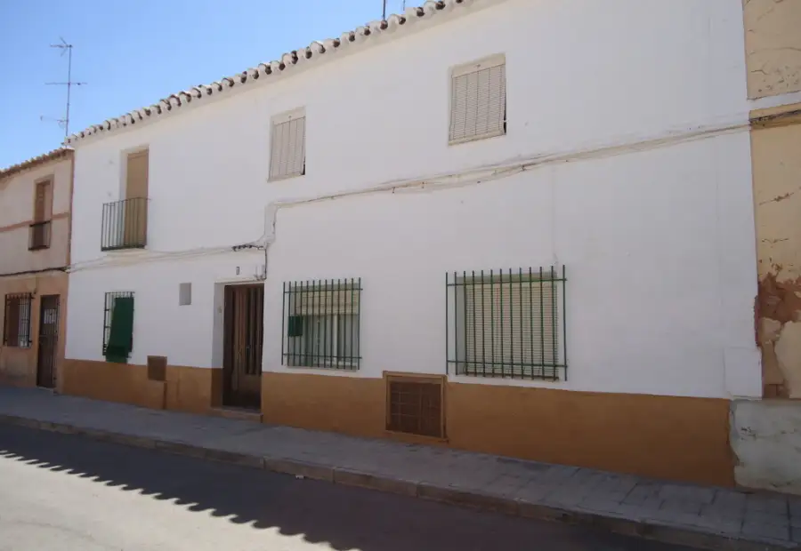Se vende solar para derribo en Manzanares