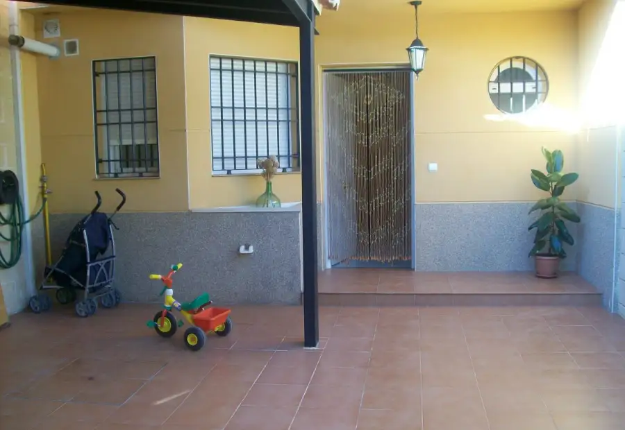 Venta de adosado zona Paseo del Rio de Tres Dormitorios en Manzanares